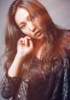 柔らかい質感を出しながらも髪ツヤ感をアップさせたロングのスタ イルです。
巻女の32ミリで平巻きと縦巻きをMIXで合わせて巻いてあげる と、巻かれた髪同士か重なり合って、 立体感と動きを強調してくれます! 巻女のプレートの保湿力でしっかりツヤ感を出してあげます。