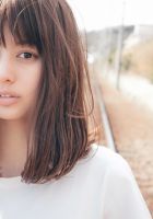 重めのラインのミディアムボブです!
巻女の32ミリで平巻きをワンカール内巻きと外巻きにMIXして 巻いてあげます。 仕上げは束間を出すようにトリートメントベースのシアバターやミ ルクなどがオススメです。