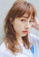 顔まわりにレイヤーが入って柔らかい動きが出やすいセミロングの スタイルです。<br />
巻女で毛先は巻き込み過ぎずにウェーブにMIXして巻いてあげま す。 レイヤーが入っているので軽さのある動き出るのでオススメです!
