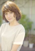 軽やかな柔らかい質感が特徴のボブのスタイルです。
巻女の28ミリで全体を内巻きに巻いてあげて顔まわりだけ外ハネ で巻いてあげます。 外ハネを少し入れてあげるだけで動きが出てより柔らかい印象にな るのでオススメです。