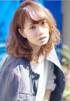 カールの重なりが弾むような柔らかさを表現してくれるスタイルです!
<br>
【自分でのスタイリング方法】
①巻女28ミリで髪のパートをすこし細かく分けて上に持ち上げながら毛先を1回転程巻いてあげるとカールが重なり合って毛先に柔らかさが出ながらボリュームが出てくれます。
<br>
②束感を出すために毛先に柔らかめのWAXをつけてあげるのがオススメです。