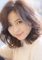 ふんわりと柔らかな印象のミディアムボブ。
<br>
【自分でのスタイリング方法】
①32ミリの巻女で毛先から2回転位でMIXして巻いてあげます!
<br>
②長さに対して少し太めのアイロンで巻く事によりナチュラルな柔らかさが出てくれます!
<br>
③スプレーWAXなどがオススメです!