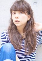 ラフでナチュラルなウェーブスタイルです。
<br>
【自分でのスタイリング方法】
①巻女の28ミリで毛先を少し外して縦巻きと平巻きをMIXしてあげます。
そうすることで巻き過ぎた感が出ない柔らかなナチュラルさが出てくれます。
<br>
②スタイリング剤は、柔らかいWAXやシアバターがオススメです。