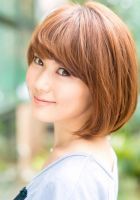 ナチュラルなショートボブのスタイルです。
<br>
【自分でのスタイリング方法】
①丸みのシルエットを意識して絹女を使って弧を描くようにワンカールをつけてあげます。
<br>
②仕上げには、ツヤの出るトリートメント系WAXなどがオススメです。