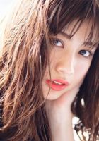 ハーフウェットのボブスタイルです!
ボブ特有の毛先の重みが雰囲気をより表現してくれます。
<br>
【自分でのスタイリング方法】
①巻女の32ミリで毛先は外して縦巻きにMIXして巻いてあげます。
<br>
②シアバターとオイルでウェットの質感と束感を出してあげます。