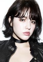外ハネがクールなショートボブのStyleです。
<br>
【自分でのスタイリング方法】
①巻女の28ミリで毛先だけ外ハネに巻いてトップの髪の毛を持ち上げて1カール内巻きに巻いてあげます!
<br>
②シアバターなどで少しウェットな束間と質感を出してあげるのがポイントです。