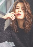 ラフな動きと質感が特徴のミディアムのStyleです!<br>
【自分でのスタイリング方法】
①巻女の32ミリを使用しています。ポイントは毛先の先をハズして巻く事で巻き過ぎないラフな雰囲気を演出してくれます。
<br>
②仕上げはシアバターとオイルでセミウェットの質感を出してあげるのがポイントです。