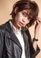ラフで決まりすぎない動きのあるショートSTYLEです!
<br>
【自分でのスタイリング方法】
①巻女の28ミリでMIXに巻いてあげるのが、オススメです!
<br>
②柔らかめのWAXで全体に揉み込むようにつけて動きを出してあげるのがポイントです!