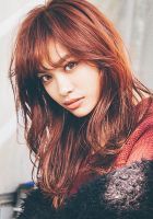 束感と動きのあるのが特徴のスタイルです!<br>
【自分でのスタイリング方法】<br>
①巻女の32ミリで毛先は巻き込み過ぎず、髪の中間にしっかりコテを当ててあげます!<br>
②顔周りにリバースで巻いてあげてるのがポイントです!より動きが出ます!