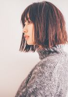 切りっぱなしの束感の動きが特徴のスタイルです!<br>
【自分でのスタイリング方法】
①絹女で外ハネ気味にスライドさせてあげると決まり過ぎずに雰囲気のあるスタイルになります!<br>
②スライドさせる時に外ハネ具合に強弱つけてあげるのがポイントです!