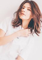 レイヤーがしっかり入っている事で束間とラフな動きがより出てるのが特徴のスタイルです!<br>
<br>
【自分でのスタイリング方法】<br>
巻女の32ミリで、髪の毛の中間だけをスパイラルに巻いてあげます!<br>
<br>
スタイリスト:清水広司(ALFALAN@表参道)<a class="deflink" href="https://www.instagram.com/hiroshishimizu10/">Instagram</a>