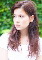 濡れた質感とドライな質感が合わさる事でラフな中にもしっかり意思を感じさせるスタイルです。<br>
<br>
【自分でのスタイリング方法】<br>
巻女の28ミリで毛先は外してゆるく縦巻きをMIXして巻いてあげます。オイル系のWAXで濡れた質感が出るようにつけてあげます!<br>
<br>
スタイリスト:清水広司(ALFALAN@表参道)<a class="deflink" href="https://www.instagram.com/hiroshishimizu10/">Instagram</a>