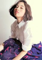 光で柔らかさとふんわり感をより演出してくれる愛されスタイルです。<br>
<br>
【自分でのスタイリング方法】<br>
巻女の32ミリで毛先は平巻き、部分的につまんだ髪の中間を縦巻きにいれて組み合わせたスタイルです。
WAXで髪の中間に揉み込むようにつけてあげると、柔らかさがより出てオススメです!<br>
<br>
スタイリスト:清水広司(ALFALAN@表参道)<a class="deflink" href="https://www.instagram.com/hiroshishimizu10/">Instagram</a>