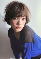 【スタイリング名&説明】<br>
『murakami masaya × short』<br>
<br>
Cut : まとまりやすく適度に重たさを残したショートレイヤー。<br>
細い毛束を作る事でラフな束感を強調。ふんわりした硬すぎないスタイルがお好きな方にオススメ!<br>
<br>
Color : 10LVのヌーディーベージュで派手になり過ぎない自然なベージュ系に!<br>
ハイライトとローライトを組み合わせる事で明るい中にも動きが生まれ少しのカールでも立体感が簡単に再現出来ます!!<br>
<br>
【自分でのスタイリング方法】<br>
パーマで毛先1カールにふんわりカールをかけておくと自分でもスタイリングが簡単になります。アイロンで巻く場合は32mmのアイロンで行うのがベスト!<br>
<br>
スタイリスト:村上正也(Velvet on the Beach@表参道)<a class="deflink" href="https://www.instagram.com/murakami.masaya/">Instagram</a>