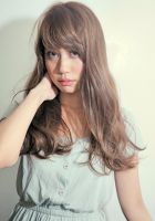 【スタイリング名&説明】<br>
『murakami masaya × long』<br>
<br>
Cut : 重ためのスタイルにローレイヤーで多少のカールのズレを演出!<br>
重ために切る事でカールを加えた時のボリューム感がアップします!<br>
<br>
Color…12LVのミルキーベージュで柔らかな雰囲気に仕上げます!<br>
<br>
Perm… デジタルパーマで毛先に大きめのカールを。<br>
毛先のカールをランダムにつける事でまとまり過ぎないスタイルへ。<br>
キレイにまとまりすぎない感じのラフカールがマットで無造作な雰囲気を漂わせます!<br>
<br>
【自分でのスタイリング方法】<br>
アイロンでミックスカールを全体に作ったら根元から空気を入れる様に毛束をほぐし<br>
グロスワックスではなくドライワックスで毛先のリッジを作って完成!<br>
<br>
スタイリスト:村上正也(Velvet on the Beach@表参道)<a class="deflink" href="https://www.instagram.com/murakami.masaya/">Instagram</a>