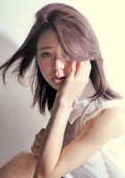 【スタイリング名&説明】<br>
『murakami masaya × medium』<br>
<br>
Cut : 重めスタイルでまとまりやすい長さの鎖骨下で全体をカットし重たくなり過ぎない様にレイヤーを。<br>
前髪は横に流して目を隠さないぐらいで顔周りに短い毛束を作って可愛らしさの強調の似合わせカット!<br>
<br>
Color : 10LVのピンクアッシュで派手になり過ぎない自然なアッシュ系に!<br>
ハイトーン過ぎないアッシュ系のカラーはトリートメントをした様な美髪へ!!<br>
<br>
毛先1カールの重めスタイルがまとまりやすさ抜群のレイヤースタイルで重すぎず乾かしただけで決まるスタイルが人気のポイント!<br>
前髪からつながる顔周りに短い毛束を作る事でインラインを引き締め顔型をその人らしさにコントロール!<br>
ナチュラルで柔らかい美髪ストレートスタイルが好きな方にはオススメのスタイルです。<br>
<br>
【自分でのスタイリング方法】<br>
スタイリングはグロスワックスかスタイリング剤が苦手な方には荒い流さないタイプのオイルがオススメ!!<br>
<br>
スタイリスト:村上正也(Velvet on the Beach@表参道)<a class="deflink" href="https://www.instagram.com/murakami.masaya/">Instagram</a>
