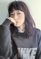 【スタイリング名&説明】<br>
『murakami masaya × medium』<br>
<br>
Cut : 鎖骨下のゆるかわ艶めきボブミディスタイル。<br>
前髪は多めに深く取ってカットする事で大人すぎない可愛らしい印象にし表面にレイヤーを入れる事で動きを強調します!<br>
顔周りは顔型に合わせて短く切る事で小顔効果を強調!全体的な毛先の動きに合わせたカットで1カールでも無造作なカールがナチュラルな束感、質感で誰にでもオススメしやすい人気のヘアスタイルです!!<br>
<br>
Color : 6LVのシャーベットベージュでナチュラルで透け感のあるヘアカラーで美髪ヘアに大変身!<br>
<br>
【自分でのスタイリング方法】<br>
重ためのスタイルでもカールで動きが出やすい様にカットして大きめのアイロンで1カール巻いてあげれば完成。
<br>
スタイリスト:村上正也(Velvet on the Beach@表参道)<a class="deflink" href="https://www.instagram.com/murakami.masaya/">Instagram</a>