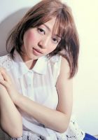 【スタイリング名&説明】<br>
『murakami masaya × medium』<br>
<br>
Cut : 重すぎないスタイルでまとまりやすい長さの鎖骨下で全体をカットし重たくなり過ぎない様にレイヤーを。<br>
前髪は横に流して目にかからないぐらいで顔周りに短い毛束を作って可愛らしさの強調の似合わせカット!<br>
<br>
Color : 10LVのマーメイドアッシュで派手になり過ぎない自然なアッシュ系に!<br>
ハイトーン過ぎないアッシュ系のカラーはトリートメントをした様な美髪へ!!<br>
<br>
【自分でのスタイリング方法】<br>
重ためのスタイルでもカールで動きが出やすい様にカットして大きめのアイロンで1カール巻いてあげれば完成。
<br>
スタイリスト:村上正也(Velvet on the Beach@表参道)<a class="deflink" href="https://www.instagram.com/murakami.masaya/">Instagram</a>