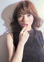 【スタイリング名&説明】<br>
『murakami masaya × medium』<br>
<br>
Cut : 鎖骨下で動くボブミディスタイル。前髪は多めに深く取ってカットする事で可愛いすぎない大人らしい印象にし表面にレイヤーを入れる事で動きを強調します!顔周りは長めに残し全体的な毛先の動きに合わせたカットで1カールでも無造作なカールがナチュラルな束感、質感で誰にでもオススメしやすい人気のヘアスタイルです!!<br>
<br>
Color : 7LVのシャーベットベージュでナチュラルで透け感のあるヘアカラーで美髪ヘアに大変身!<br>
<br>
【自分でのスタイリング方法】<br>
束感を出すのがオススメ。パーマがかかってない場合は大きめのアイロンで毛先から1カールだけ巻くと自然なミックスカールに仕上がります。<br>
<br>
スタイリスト:村上正也(Velvet on the Beach@表参道)<a class="deflink" href="https://www.instagram.com/murakami.masaya/">Instagram</a>