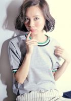 【スタイリング名&説明】<br>
『murakami masaya × bob』<br>
<br>
Cut : 前下がりにまとまりやすくアゴラインの長さで全体をカットしMIXカールを加えた時に重たさが残る様にレイヤーを。前髪はアゴと同じ位の長さでウォータージェルでヌーディーな質感を強調!<br>
<br>
Color : . 7LVのヌーディーベージュで派手になり過ぎない自然なベージュ系に!重ためのボブでも重く見えすぎないナチュラルクールな印象に!<br>
<br>
【自分でのスタイリング方法】<br>
ブローとかはしないで乾かしたラフな質感に28mmで平巻きに。スタイリング剤を付けただけで決まる
スタイルが人気のポイント!まとまり過ぎないで濡れた質感が好きな方にはオススメ。<br>
<br>
スタイリスト:村上正也(Velvet on the Beach@表参道)<a class="deflink" href="https://www.instagram.com/murakami.masaya/">Instagram</a>