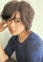 【スタイリング名&説明】<br>
『murakami masaya × short』<br>
<br>
Cut : 揃い過ぎない柔らかい質感のショートボブスタイル動きが出る様に表面以外にもレイヤーを!前髪が顔型をキレイに見せ小顔効果もup!!<br>
<br>
Color : カラーは7LVのベージュ系で自然なツヤ感と柔らかさとふんわり感を<br>
<br>
【自分でのスタイリング方法】<br>
ブローとかはしないで乾かしたラフな質感に28mmで平巻きに。スタイリング剤を付けただけで決まるスタイルが人気のポイント!まとまり過ぎないで濡れた質感が好きな方にはオススメ。<br>
<br>
スタイリスト:村上正也(Velvet on the Beach@表参道)<a class="deflink" href="https://www.instagram.com/murakami.masaya/">Instagram</a>