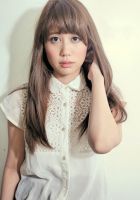 【スタイリング名&説明】<br>
『murakami masaya × long』<br>
<br>
Cut : 揃い過ぎない柔らかい質感のショートボブスタイル動きが出る様に表面以外にもレイヤーを!前髪が顔型をキレイに見せ小顔効果もup!!<br>
<br>
Color : カラーは11LVのベージュ系で自然なツヤ感と柔らかさとふんわり感を<br>
<br>
【自分でのスタイリング方法】<br>
アイロンは使わず毛先にナチュラルなカールを付けるならストレートアイロンがオススメ。軽く全体を通すだけで触りたくなる様なロングヘアに!<br>
<br>
スタイリスト:村上正也(Velvet on the Beach@表参道)<a class="deflink" href="https://www.instagram.com/murakami.masaya/">Instagram</a>