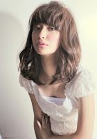 【スタイリング名&説明】<br>
『murakami masaya × medium』<br>
<br>
Cut : 鎖骨下で動くボブミディスタイル。前髪は多めに深く取ってカットする事で可愛いすぎない大人らしい印象にし表面にレイヤーを入れる事で動きを強調します!顔周りは長めに残し全体的な毛先の動きに合わせたカットで1カールでも無造作なカールがナチュラルな束感、質感で誰にでもオススメしやすい人気のヘアスタイルです!!<br>
<br>
Color : 7LVのシャーベットベージュでナチュラルで透け感のあるヘアカラーで美髪ヘアに大変身!<br>
<br>
【自分でのスタイリング方法】<br>
スタイリングはパーマがある場合は毛先のカールを気にせず乾かしたら柔らかめのワックスで毛先に束感を出すのがオススメ。パーマがかかってない場合は大きめのアイロンで毛先から1カールだけ巻くと自然なミックスカールに仕上がります
<br>
<br>
スタイリスト:村上正也(Velvet on the Beach@表参道)<a class="deflink" href="https://www.instagram.com/murakami.masaya/">Instagram</a>