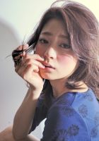 【スタイリング名&説明】<br>
『murakami masaya × medium』<br>
<br>
Cut : 鎖骨下のゆるかわミディスタイル。前髪は多めに深く取ってカットする事で大人すぎない可愛らしい印象にし表面にレイヤーを入れる事で動きを強調します!顔周りは顔型に合わせて短く切る事で小顔効果を強調!全体的な毛先の動きに合わせたカットで1カールでも無造作なカールがナチュラルな束感、質感で誰にでもオススメしやすい人気のヘアスタイルです!!<br>
<br>
Color : 8LVのシャーベットベージュでナチュラルで透け感のあるヘアカラーで美髪ヘアに大変身!<br>
<br>
【自分でのスタイリング方法】<br>
重ためのスタイルでもカールで動きが出やすい様にカットして大きめのアイロンで1カール巻いてあげれば完成。アイロンが苦手な方にはデジタルパーマもオススメです<br>
<br>
スタイリスト:村上正也(Velvet on the Beach@表参道)<a class="deflink" href="https://www.instagram.com/murakami.masaya/">Instagram</a>