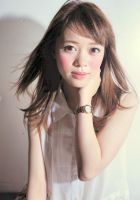 【スタイリング名&説明】<br>
『murakami masaya × medium』<br>
<br>
Cut : まとまりやすい長さの鎖骨下で全体を前下がりにカットし重たくなり過ぎない様にレイヤーを。前髪は横に流して顔型をコントロール出来る長さでカット!<br>
<br>
【自分でのスタイリング方法】<br>
大人かわいい毛流れは前髪をマジックカーラーか32mmのアイロンで毛先を内巻きにすれば完成!<br>
<br>
スタイリスト:村上正也(Velvet on the Beach@表参道)<a class="deflink" href="https://www.instagram.com/murakami.masaya/">Instagram</a>