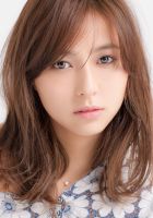 ナチュラルで触れたくなるような柔らかい質感が特徴のミディアムスタイルです!<br>
<br>
【自分でのスタイリング方法】<br>
巻女の32ミリで毛先を残して平巻きで2回転巻いてあげると、髪の毛の中間にしっかり動きが出て柔らかさのある質感がよりupします!スタイリング剤は柔らかめのクリームなどかオススメです!<br>
<br>
スタイリスト:清水広司(ALFALAN@表参道)<a class="deflink" href="https://www.instagram.com/hiroshishimizu10/">Instagram</a>