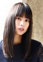 少しモード感もあるナチュラルなストレートスタイルです。<br>
<br>
【自分でのスタイリング方法】<br>
絹女で髪の毛をあまり厚めに取りすぎなく、しっかりていねいにストレートにしてあげるのがポイントです。
仕上げはオイルなどトリートメント系のスタイリング剤でサラッと仕上げてあげるのがオススメです!<br>
<br>
スタイリスト:清水広司(ALFALAN@表参道)<a class="deflink" href="https://www.instagram.com/hiroshishimizu10/">Instagram</a>