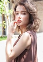 しっかりとした動きのあるアクティブさがかわいいスタイルです!<br>
<br>
【自分でのスタイリング方法】<br>
巻女の28ミリで毛先だけ1度全部内巻きに巻いて中間をMIXで巻いてあげます!動きが出る事でラフさ、柔らかさ、かっこよさが出てくれます。WAXスプレーなどがオススメです!<br>
<br>
スタイリスト:清水広司(ALFALAN@表参道)<a class="deflink" href="https://www.instagram.com/hiroshishimizu10/">Instagram</a>