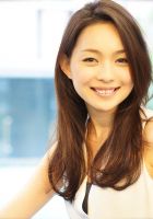 柔らかい質感のストレートの1カールスタイルです。
<br>
【自分でのスタイリング方法】
①根元からしっかり髪を乾かします。
<br>
②絹女を使って毛先だけ1カール
<br>
③柔らかく作ったトリートメントオイルを揉み込んで素髪感を出してあげるのがポイントです。