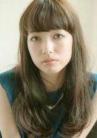 大きく揺れる柔らかさを出したスタイルです。
<br>
【自分でのスタイリング方法】
①根元から乾かしてあげます。
<br>
②巻女の32ミリを使用して毛先から平巻きで2回転から3回転巻いてあげます。
<br>
③全体にWAXスプレーをつけて空気感を出してあげたら毛先に柔らかめのWAXを揉み込んで完成です。