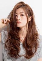 掻き上げた動きが似合う大きめのウェーブスタイルです。
<br>
【自分でのスタイリング方法】
①根元からドライヤーで髪を乾かしてあげます。
<br>
②巻女の32ミリを使用して髪の中間あたりから大きめのウェーブになるように巻いて全体をMIXしてまいてあげます。
<br>
③WAXスプレーで動きを出したらシアバターを毛先につけて束感を出してあげます。