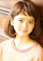 シンプルな1カールボブです。
<br>
【自分でのスタイリング方法】
①根元からドライヤーで髪を乾かします。
<br>
②巻女の32ミリを使用して毛先を少し持ち上げながら巻いてあげるとカールが重なり合って柔らかい質感を出してあげます。
<br>
③毛先に柔らかいWAXをつけてあげて完成です。