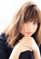 揺れたり跳ねたりする動きが出やすいロブの毛先巻きのスタイルです。
【自分でのスタイリング方法】
①根元から乾かします。
<br>
②巻女の32ミリで毛先を持ち上げて内巻きに2回転巻いて揺れるような柔さを出してあげます。
<br>
③WAXスプレーで空気感と束感を出してあげます。