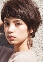 カジュアルな雰囲気のマッシュショートボブです。
<br>
【自分でのスタイリング方法】
①根元から髪を乾かします。
<br>
②絹女で毛先をつまんで少し毛先にニュアンスをつけてあげます。
<br>
③柔らかめのWAXを毛先につけて柔らかさを出して抜け感を出して仕上げます。