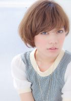 少し長めにしたひし形フォルムのショートスタイルです。
<br>
【自分でのスタイリング方法】
<br>
①根元から乾かします。
<br>
②巻女の28ミリで毛先を外巻きと中間巻きをMIXして巻いたスタイルです。
<br>
③全体に動きが出るようにファイバー系のWAXとトリートメントオイルを混ぜて揉み込んであげます。