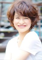 動きが出るようにトップにレイヤーを入れたショートスタイルです。
<br>
【自分でのスタイリング方法】
①髪を根元からドライヤーで乾かします。
<br>
②巻女の28ミリで部分的につまんで少し巻いてあげることでより動きが強調されてメリハリがつきシルエットを整えてくれます。
<br>
③少し固めのWAXを揉みこみ毛先にWAXスプレーをつけて動きを出してあげます。