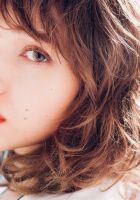 カールをしっかりきかせた柔らかいフワッとした印象のミディアム レングスのスタイルです。
巻女の28ミリで根元の方からしっかりMIXして巻いてあげます !スタイリング剤は柔らかいWAXを揉み込んで完成です。