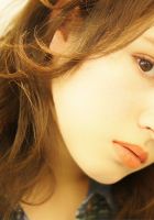 ランダムなカールが重なる事で、フェミニンさが出てた特徴的なス タイルです。<br />
巻女の32ミリで髪の毛の中間にウェーブ巻きをMIXして巻いて 、毛先は顔まわりなどポイントで巻いてあげます。<br />
シアバターを毛先と前髪の内側だけに少量つけてあげると束感が出 るのでオススメです。