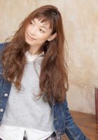 カジュアルな印象のロングのスタイルです。<br />
巻女の32ミリで平間きと縦巻きをMIXして巻いてあげます!毛先の所々にカール感を出してあげるとフェミニンなスタイルになります。前髪にも少し丸みをつけてあげるとかわいい雰囲気になります。