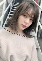 毛先がMIXした動きで柔らかさと抜け感があるミディアムのスタ イルです。肩に当たってハネても髪の毛の中間にカールかウェーブ を少しでも入れて、
毛先にスタイリングミルクなどをつけてあげると決まりすぎないス タイルになります。巻女の32ミリがオススメです。