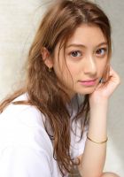 緩いウェーブがアンニュイな雰囲気と質感を出したスタイルです。<br />
巻女の32ミリで毛先までしっかり巻かずに中間をウェーブ巻きと 縦巻きをMIXさせてあげます! カールが重なり合う事で全体的にナチュラルな仕上がりになります 。