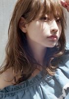 立体感のある柔らかさがかわいいウェーブのミディアムのスタイル です。<br />
32ミリの巻女で毛先から外巻き、内巻き、外巻き、 と交互に巻いてあげます。<br />
そうする事で髪全体に奥行きが出て柔らかい仕上がりになります。
肩に当たるくらいの長さには外巻きがオススメです。
