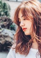 陰影のついた立体感が特徴のセミロングのスタイルです。<br />
32の巻女を使用しています。 髪の中間からMIXで巻いて束感をしっかり出してあげた事で全体に立体感が出てより動きが出てくれます。 しっかり巻いてあげた髪にシアバターなどで崩してあげるのがオス スメです。