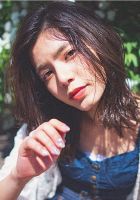 ツヤ感を毛先に出してラフさの中にも質感がキレイなミディアムス タイルです!<br />
巻女の32ミリで外ハネでベースを巻いてあげて表面の毛束を少し だけポイントでリバースに巻いてあげると柔らかさが出てさりげな いラフさが出てくれます!