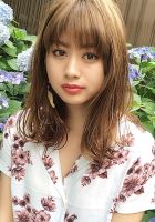ワンカールが重なりあって柔らかな質感が特徴のセミロングのスタ イルです!<br />
巻女の32ミリで髪を持ち上げながら毛先をワンカール巻いてあげ ます!<br />
ランダムに毛先が動いてくれるので可愛らしい印象になります!