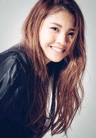 巻きすぎないのが特徴のロングのスタイルです!巻女の32ミリで 髪の中間からコテを滑らせるように熱を通してあげでランダムに中 間巻きをしてあげます!かきあげたり、耳にかけてあげたり、コテ を軽くでも通してあげると動きが出るのでオススメです!